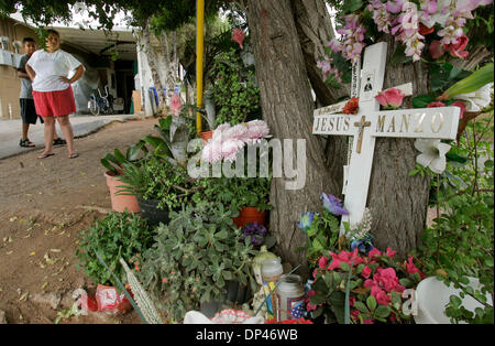 Lug 27, 2006; San Diego, CA, Stati Uniti d'America; un memoriale per Gesù Manzo sorge lungo il vialetto di casa di famiglia sul Newport Avenue in Vista. Egli è stato ucciso da San Diego County sceriffi deputati quasi un anno fa. In distanza a sinistra sono un cugino e una sorella di Gesù, JAIME GOVEA, sinistra e MARIA MELCHOR. Credito: Foto di Charlie Neuman/SDU-T/ZUMA premere. (©) Copyright 2006 by Foto Stock