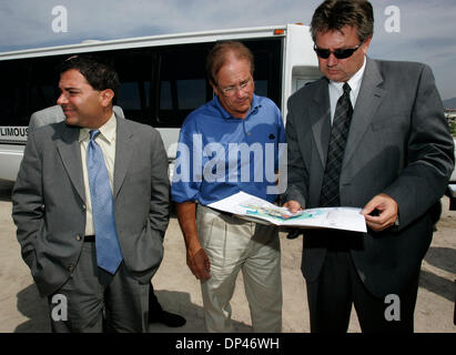 Lug 27, 2006; Chula Vista, CA, Stati Uniti d'America; Chula Vista sindaco STEVE PADILLA, sinistra, San Diego Chargers Presidente decano SPANOS, Chula Vista di pianificazione e costruzione reparto Direttore James Sandoval, destra, guardare su una mappa di un sito potenziale per un nuovo caricabatterie stadium off East Lake Parkway vicino Olympic Parkway. Credito: Foto da Howard Lipin/SDU-T/ZUMA premere. (©) Copyright 2006 da scheda SD Foto Stock