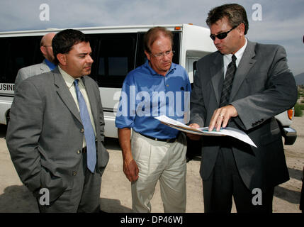 Lug 27, 2006; Chula Vista, CA, Stati Uniti d'America; Sindaco STEVE PADILLA, sinistra, San Diego Chargers Presidente decano SPANOS, Chula Vista di pianificazione e costruzione reparto Direttore James Sandoval e Chula Vista consigliere comunale e vice sindaco Giovanni McMCANN, diritto di guardare al di sopra di una mappa di un sito potenziale per un nuovo caricabatterie stadium off East Lake Parkway vicino Olympic Parkway. Credito: Foto da Howard Foto Stock