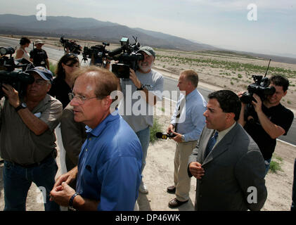 Lug 27, 2006; Chula Vista, CA, Stati Uniti d'America; vicino al sito potenziale per una nuova San Diego Chargers Stadium off East Lake Parkway vicino Olympic Parkway, San Diego Chargers Presidente, DEAN SPANOS, sinistra (luce capelli con gli occhiali e la maglietta blu) e Chula Vista sindaco STEVE PADILLA, destra, lasciare il sito alla fine di un tour. Credito: Foto da Howard Lipin/SDU-T/ZUMA premere. (©) Copyright Foto Stock