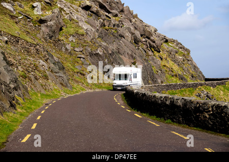 Slea Head Drive su due vie strada stretta con veicolo per attività ricreative, Dingle Peninusla, Irlanda. Foto Stock