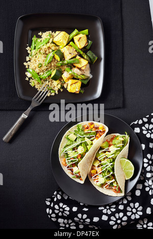 Vista aerea di Quinoa con zucchine, asparagi e tofu e Tacos con mix di fagioli e avocado, Studio Shot Foto Stock