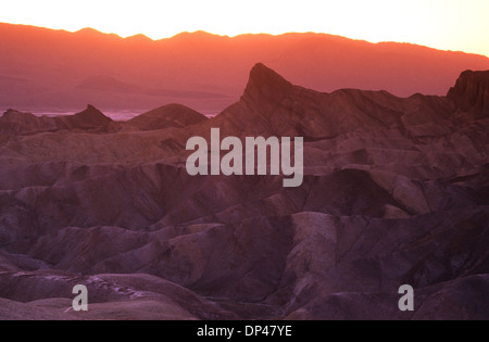 Elk248-1240 California, Parco Nazionale della Valle della Morte, Zabriskie Point, Manly Beacon, paesaggio di sunrise Foto Stock