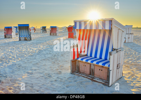 Il sorgere del sole su sedie a sdraio in spiaggia, Norderdeich, Sankt Peter-Ording, Mare del Nord, Schleswig-Holstein, Germania Foto Stock