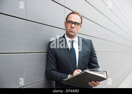 Ritratto di imprenditore utilizzando computer Tablet all'aperto, Mannheim, Baden-Württemberg, Germania Foto Stock