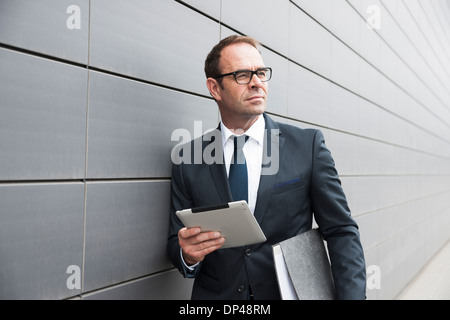 Ritratto di imprenditore utilizzando computer Tablet all'aperto, Mannheim, Baden-Württemberg, Germania Foto Stock