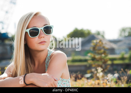 Ritratto di ragazza adolescente all'aperto, Mannheim, Baden-Württemberg, Germania Foto Stock