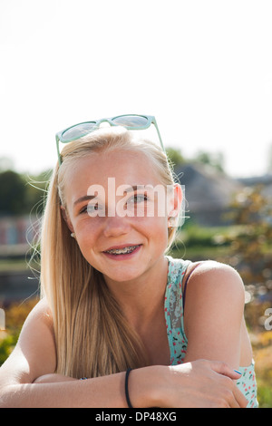 Ritratto di ragazza adolescente all'aperto, Mannheim, Baden-Württemberg, Germania Foto Stock