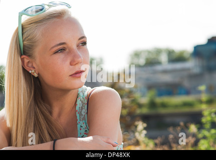 Ritratto di ragazza adolescente all'aperto, Mannheim, Baden-Württemberg, Germania Foto Stock