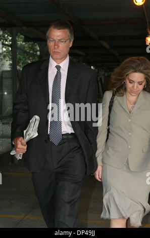 Jul 31, 2006; New York, NY, STATI UNITI D'AMERICA; NY POST Pagina 6 editor RICHARD JOHNSON lasciando Tribunale Penale di Manhattan dopo la sua apparizione per DUI. Credito: Foto di Mariela Lombard/ZUMA premere. (©) Copyright 2006 by Mariela Lombard Foto Stock