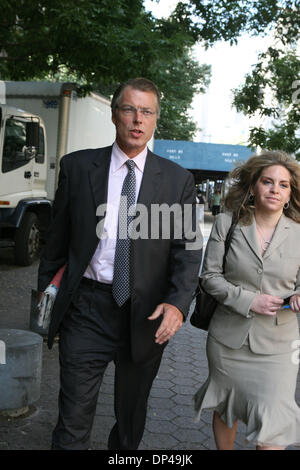 Jul 31, 2006; New York, NY, STATI UNITI D'AMERICA; NY POST Pagina 6 editor RICHARD JOHNSON lasciando Tribunale Penale di Manhattan dopo la sua apparizione per DUI. Credito: Foto di Mariela Lombard/ZUMA premere. (©) Copyright 2006 by Mariela Lombard Foto Stock