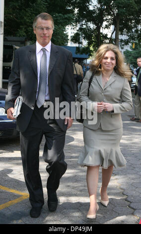 Jul 31, 2006; New York, NY, STATI UNITI D'AMERICA; NY POST Pagina 6 editor RICHARD JOHNSON lasciando Tribunale Penale di Manhattan dopo la sua apparizione per DUI. Credito: Foto di Mariela Lombard/ZUMA premere. (©) Copyright 2006 by Mariela Lombard Foto Stock