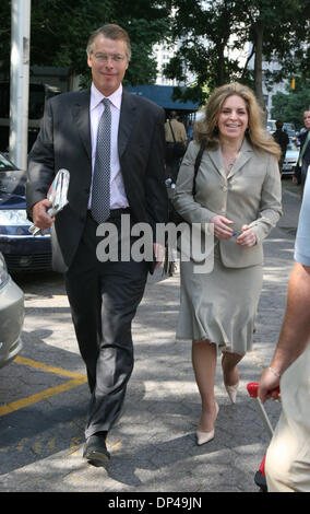 Jul 31, 2006; New York, NY, STATI UNITI D'AMERICA; NY POST Pagina 6 editor RICHARD JOHNSON lasciando Tribunale Penale di Manhattan dopo la sua apparizione per DUI. Credito: Foto di Mariela Lombard/ZUMA premere. (©) Copyright 2006 by Mariela Lombard Foto Stock