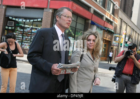 Jul 31, 2006; New York, NY, STATI UNITI D'AMERICA; NY POST Pagina 6 editor RICHARD JOHNSON lasciando Tribunale Penale di Manhattan dopo la sua apparizione per DUI. Credito: Foto di Mariela Lombard/ZUMA premere. (©) Copyright 2006 by Mariela Lombard Foto Stock