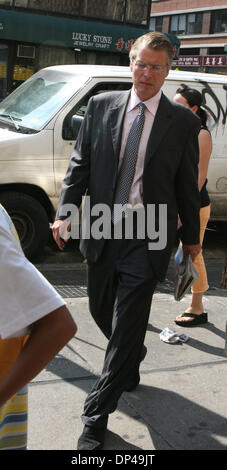 Jul 31, 2006; New York, NY, STATI UNITI D'AMERICA; NY POST Pagina 6 editor RICHARD JOHNSON lasciando Tribunale Penale di Manhattan dopo la sua apparizione per DUI. Credito: Foto di Mariela Lombard/ZUMA premere. (©) Copyright 2006 by Mariela Lombard Foto Stock