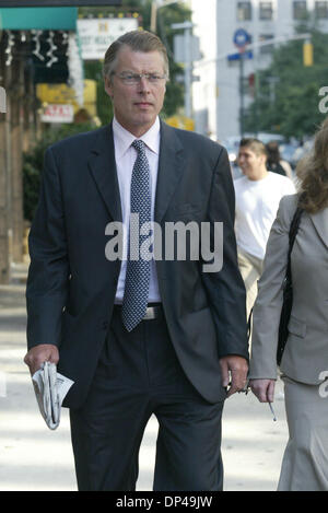 Jul 31, 2006; New York, NY, STATI UNITI D'AMERICA; NY POST Pagina 6 editor RICHARD JOHNSON lasciando Tribunale Penale di Manhattan dopo la sua apparizione per DUI. Credito: Foto di Mariela Lombard/ZUMA premere. (©) Copyright 2006 by Mariela Lombard Foto Stock