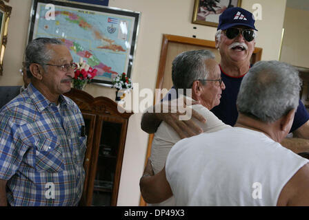 Aug 01, 2006; Miami, FL, Stati Uniti d'America; Rinaldo Rodriguez (in blu hat) saluta Hector Fabian (destra), mentre Orlando Tamayo (sinistra) guarda su presso la Casa del preso (Casa del prigioniero) in Miami, il primo giorno in 47 anni che Castro non ha il controllo di Cuba. Molti degli uomini che si sono incontrati presso la casa erano ex prigionieri politici. Credito: Foto da J. Gwendolynne Berry/Palm Foto Stock