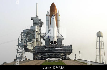 Aug 02, 2006; Cape Canaveral, FL, Stati Uniti d'America; la navetta spaziale Atlantis pollici la sua strada verso la piazzola di lancio martedì mattina presto. La navetta realizzati sette ore di viaggio dal gruppo del veicolo edificio al launch pad in preparazione per la fine di agosto il lancio. La finestra di lancio si apre su agosto 27th. Credito: Foto di Paul J. Milette/Palm Beach post/ZUMA premere. (©) Copyright Foto Stock