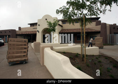 Agosto 03, 2006; alpina, CA, Stati Uniti d'America; Antonio CAMPOS di Virco a Los Angeles, trasporta alcuni dei 800 sedie pieghevoli consegnati a Los Coches Creek Middle School di Alpine, una nuova scuola che aprirà le sue porte il 21 agosto. Credito: Foto di Laura Embry/SDU-T/ZUMA premere. (©) Copyright 2006 by SDU-T Foto Stock