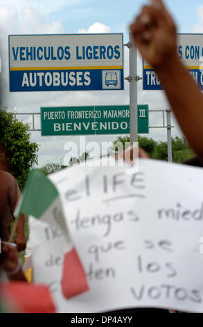 Aug 04, 2006; Matamoros, Messico; un gruppo di oltre cinquanta manifestanti hanno bloccato la 'Los pomodori' ponte internazionale di Matamoros, Tamaulipas venerdì 4 agosto 2006. I manifestanti chiedevano un re-conteggio del Messico il candidato presidenziale Lopez-Obrador e fermato il traffico per circa dieci minuti. Credito: Foto di Delcia Lopez/San Antonio Express-News/ZUMA premere. (©) Copyright 2006 Foto Stock