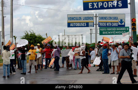 Aug 04, 2006; Matamoros, Messico; tramite un banner in plastica per fermare il traffico in arrivo da Matamoros a Brownsville,manifestanti bloccano il 'Los pomodori"ponte internazionale per dieci minuti e ottenere il loro punto su come gli automobilisti honk e yell obsenities ai manifestanti venerdì 4 agosto 2006. Credito: Foto di Delcia Lopez/San Antonio Express-News/ZUMA premere. (©) Copyright 2 Foto Stock