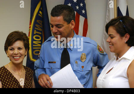 Aug 04, 2006; San Antonio, TX, Stati Uniti d'America; Fire Chief ROBERT OJEDA sta con sua moglie Irene e la figlia Natalie venerdì 4 agosto 2006, dopo aver annunciato che egli andrà in pensione nel febbraio 2007. Ojeda ha servito come capo di fuoco per 13 anni ed è stato con la SAFD per 33 anni. Credito: Foto di Helen Montoya/San Antonio Express-News/ZUMA premere. (©) Copyright 2006 by San Antoni Foto Stock