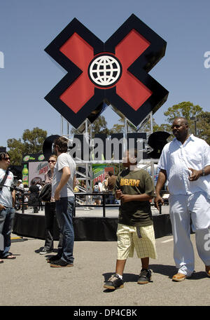 Agosto 5, 2006; Carson, CA, Stati Uniti d'America; la gente a piedi con una X Giochi piattaforma 12 durante la ESPN X Games 12 al Home Depot Center. Credito: Foto da Vaughn Youtz. (©) Copyright 2006 da Vaughn Youtz. Foto Stock