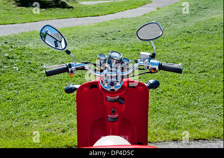 Red scooter parcheggiato POV accanto a mare su una giornata d'estate Arisaig Scozia Scotland Foto Stock