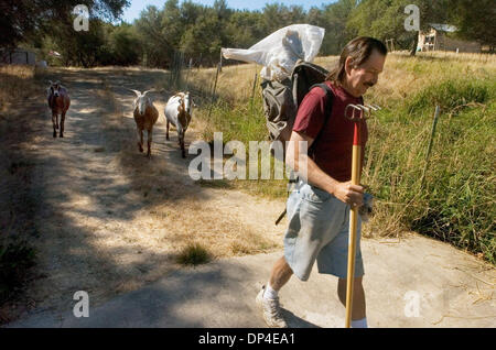 Agosto 08, 2006; Sacramento, CA, Stati Uniti d'America; seguita da tre delle sue capre Paolo Comiskey si prepara a raccogliere alluminio lattine e bottiglie al Lago Folsom membro Recreation Area vicino alla sua casa a Newcastle martedì 8 agosto 2006. Paolo Comiskey era una difesa penale avvocato che ha fatto qualcosa di completamente diverso quando si ritirò: uscì fuori e fissò il prelievo di lattine. Lungo la strada, egli la speranza Foto Stock