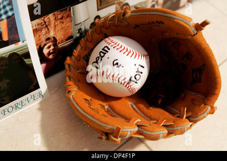 Aug 09, 2006; San Diego, CA, Stati Uniti d'America; un softball appena rinchiuso con la dicitura "ean & Tori" si siede alla base di un collage fotografico memorializing TORI VIENNEAU, chi era 22, e il suo bambino DEAN SPRINGSTUBE, che era di dieci mesi quando entrambe sono state soffocate Luglio 26, 2006. VIENNEAU era un avido lettore di softball quando era una giovane ragazza. Un'inchiesta è in corso; l omicidio irrisolto. Un compagno di stanza Foto Stock