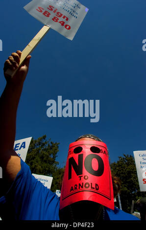 Aug 09, 2006; Sacramento, CA, Stati Uniti d'America; Paolo De Vargas, di Beverly Hills CA., cheers come Sen. Sheila Kuehl, D-Santa Monica parla ai membri della California School dipendenti Associazione circa la sanità universale legislazione, sui passi del nord del Campidoglio. Credito: Foto di Brian Baer/Sacramento Bee/ZUMA premere. (©) Copyright 2006 by Sacramento Bee Foto Stock