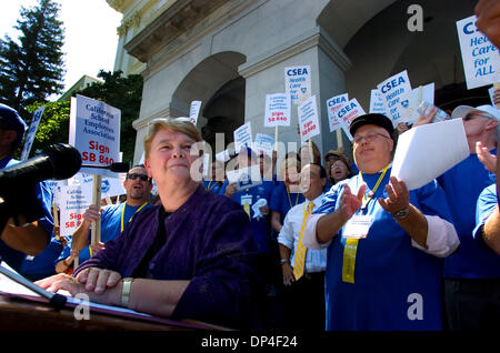 Aug 09, 2006; Sacramento, CA, Stati Uniti d'America; Sen. Sheila Kuehl, D-Santa Monica parla ai membri della California School dipendenti Associazione circa la sanità universale legislazione, sui passi del nord del Campidoglio. Credito: Foto di Brian Baer/Sacramento Bee/ZUMA premere. (©) Copyright 2006 by Sacramento Bee Foto Stock