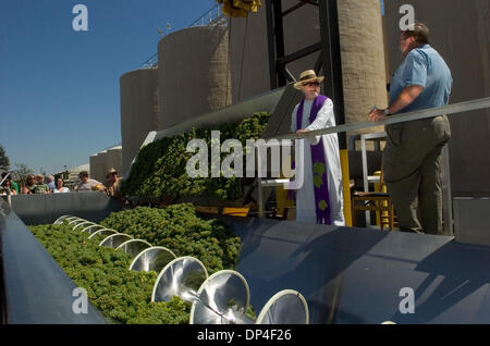 Aug 09, 2006; Sacramento, CA, Stati Uniti d'America; Padre Harmon Skillin, pensionato pastore fo St Lukes chiesa cattolica di Stockton, sinistra e General Manager/ Vice Presidente di Woodbridge Winery Brad Alderson stand al di sopra di una tramoggia piena di uve dopo una benedizione a Woodbridge Winery in Acampo Mercoledì 9 Agosto 2006. Woodbridge Winery beato il raccolto con la sua benedizione annuale dei mosti di uve Foto Stock