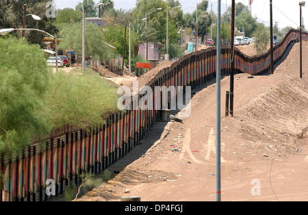 Oct 26, 2006; San Diego, CA, Stati Uniti d'America; il Presidente Bush ha firmato una legge che autorizza giovedì 700 miglia di nuove recinzioni lungo gli Stati Uniti-Messico frontiera, sperando di dare ai candidati Repubblicani un pre-piattaforma di elezione per affermare che sono difficili in materia di immigrazione illegale. Nella foto: solo una sgangherata recinzione metallica separa Calexico da Mexicali lungo gli Stati Uniti/frontiera messicana. Con l afflusso di 120 Foto Stock