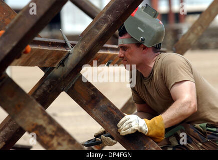 Oct 26, 2006; San Diego, CA, Stati Uniti d'America; il Presidente Bush ha firmato una legge che autorizza giovedì 700 miglia di nuove recinzioni lungo gli Stati Uniti-Messico frontiera, sperando di dare ai candidati Repubblicani un pre-piattaforma di elezione per affermare che sono difficili in materia di immigrazione illegale. Nella foto: sotto un grado 103 El Centro California sun, California Guardia Nazionale Specialista Robert Peralta saldature speciali una recinzione di confine Foto Stock