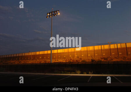 Oct 26, 2006; San Diego, CA, Stati Uniti d'America; il Presidente Bush ha firmato una legge che autorizza giovedì 700 miglia di nuove recinzioni lungo gli Stati Uniti-Messico frontiera, sperando di dare ai candidati Repubblicani un pre-piattaforma di elezione per affermare che sono difficili in materia di immigrazione illegale. Nella foto: un quindicenne del piede alta recinzione metallica separa il San Ysidro Nike Store parcheggio da Tijuana, Messico il 10 agosto 2006. Illega Foto Stock