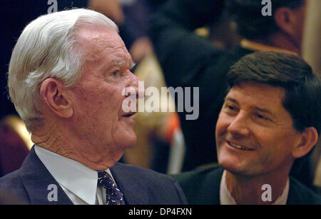 Aug 11, 2006; San Antonio, TX, Stati Uniti d'America; il generale Robert MCDERMOTT chat con SAM muffole dagli USA una società immobiliare appena prima di cerimonie in onore di Lila Cockrell iniziare al Westin Hotel. Credito: Foto di Tom aspo/San Antonio Express-News/ZUMA premere. (©) Copyright 2006 by San Antonio Express-News Foto Stock