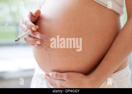 Donna incinta di fumare Foto Stock
