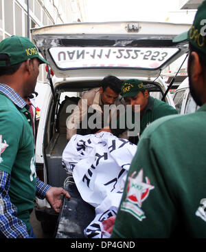 Karachi. 8 Gen, 2014. I soccorritori a portare a un ospedale il corpo di una vittima trovati morti in un santuario nel sud del Pakistan città portuale di Karachi il 7 gennaio 2014. I corpi di sei uomini, scoperto con le loro gole fessura, sono stati trovati nei pressi di un santuario sulla periferia del Pakistan è la più grande città di Karachi, polizia ha detto. Credito: Masroor/Xinhua/Alamy Live News Foto Stock