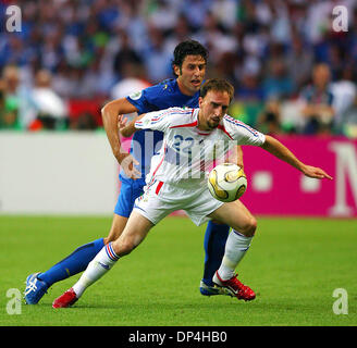 9 luglio 2006 - Olympiastadion di Berlino, Germania - Fabio Grosso & Franck Ribery...L'ITALIA V FRANCIA..Fabio Grosso & Franck Ribery.ITALIA V FRANCIA.stadio olimpico di Berlino GERMANIA 07-09-2006.K48556. - Foto(Immagine di credito: © Globo foto/ZUMAPRESS.com) Foto Stock