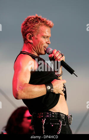 Aug 12, 2006; Los Angeles, CA, Stati Uniti d'America; Billy Idol eseguendo a migliaia di suoi fan affezionati al Del Mar Racetrack a San Diego, CA. Credito: foto da John Hardick/ZUMA premere. (©) Copyright 2006 da John Hardick Foto Stock