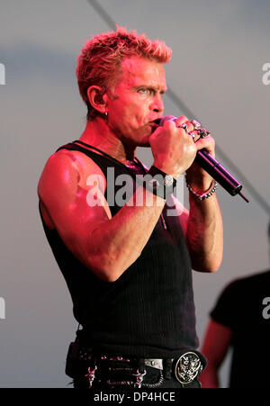 Aug 12, 2006; Los Angeles, CA, Stati Uniti d'America; Billy Idol eseguendo a migliaia di suoi fan affezionati al Del Mar Racetrack a San Diego, CA. Credito: foto da John Hardick/ZUMA premere. (©) Copyright 2006 da John Hardick Foto Stock