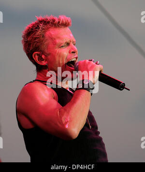 Aug 12, 2006; Los Angeles, CA, Stati Uniti d'America; Billy Idol eseguendo a migliaia di suoi fan affezionati al Del Mar Racetrack a San Diego, CA. Credito: foto da John Hardick/ZUMA premere. (©) Copyright 2006 da John Hardick Foto Stock