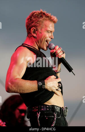 Aug 12, 2006; Los Angeles, CA, Stati Uniti d'America; Billy Idol eseguendo a migliaia di suoi fan affezionati al Del Mar Racetrack a San Diego, CA. Credito: foto da John Hardick/ZUMA premere. (©) Copyright 2006 da John Hardick Foto Stock