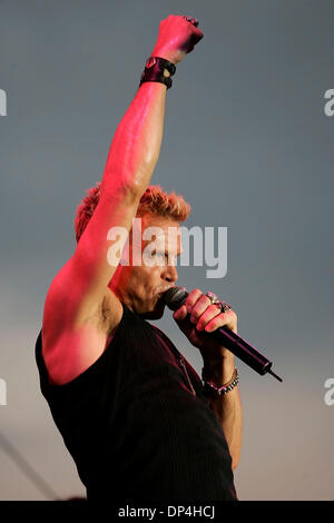 Aug 12, 2006; Los Angeles, CA, Stati Uniti d'America; Billy Idol eseguendo a migliaia di suoi fan affezionati al Del Mar Racetrack a San Diego, CA. Credito: foto da John Hardick/ZUMA premere. (©) Copyright 2006 da John Hardick Foto Stock