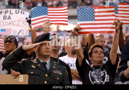 Agosto 14, 2006; Oakland, CA, Stati Uniti d'America; 1Lt. Bart Clark saluta durante le cerimonie di apertura del gioco Raiders contro i San Diego Chargers in McAfee Coliseum di Oakland, California, lunedì 7 settembre 11, 2006. Clark perso la scorsa stagione calcistica perché era in servizio in Medio Oriente. Credito: Foto di Jose Carlos Fajard/Contra Costa Times/ZUMA premere. (©) Copyright 2006 by C Foto Stock