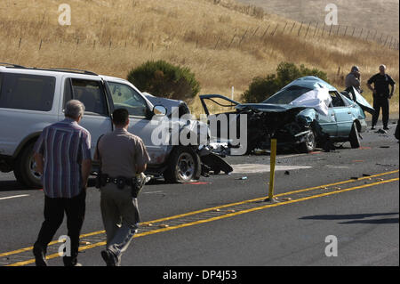 Agosto 14, 2006; Brentwood, CA, Stati Uniti d'America; una quadrupla fatale incidente si è verificato su Vasco Rd. in Brentwood California, lunedì 14 agosto 2006. Il crash si è verificato intorno alle 7:20 AM e coinvolti tre veicoli con un ribaltamento. Credito: Foto di Herman Bustamante Jr./Contra Costa Times/ZUMA premere. (©) Copyright 2006 by Contra Costa Times Foto Stock