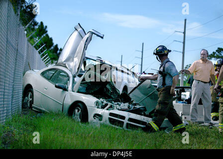 Agosto 14, 2006; Palm City, FL, Stati Uniti d'America; Stuart pompiere Nick Testa guarda una Dodge Stratus che ha colpito un pickup su alti prati Avenue lunedì pomeriggio. Il conducente della Stratus era volato a St. Mary's Medical Center in condizioni critiche. Credito: Foto di Meghan McCarthy/Palm Beach post/ZUMA premere. (©) Copyright 2006 da Palm Beach post Foto Stock