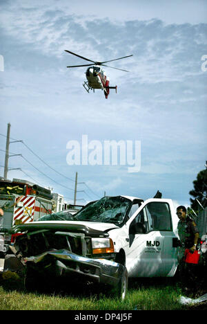 Agosto 14, 2006; Palm City, FL, Stati Uniti d'America; una persona che era alla guida di una Dodge Stratus che ha colpito un pickup su alti prati Avenue lunedì dopo mezzogiorno è volato a St. Mary's Medical Center in condizioni critiche. Il conducente del carrello è stato preso a Martin Memorial Nord in ambulanza. Credito: Foto di Meghan McCarthy/Palm Beach post/ZUMA premere. (©) Copyright 2006 da Palm Beach post Foto Stock