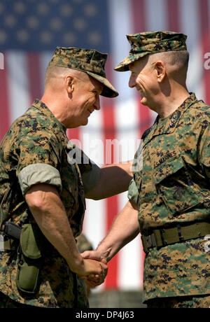 Agosto 14, 2006; Oceanside, CA, Stati Uniti d'America; Il Tenente Generale John F. SATTLER, sinistra e tenente generale JAMES N. MATTIS, destra, agitare le mani alla conclusione di un cambiamento di cerimonia di comando in cui il Tenente Generale James N. MATTIS assume il comando degli STATI UNITI Marine Corps le forze di comando centrale e il primo Marine forza expeditionary a Camp Pendleton lunedì a Camp Pendleton. Il tenente Foto Stock